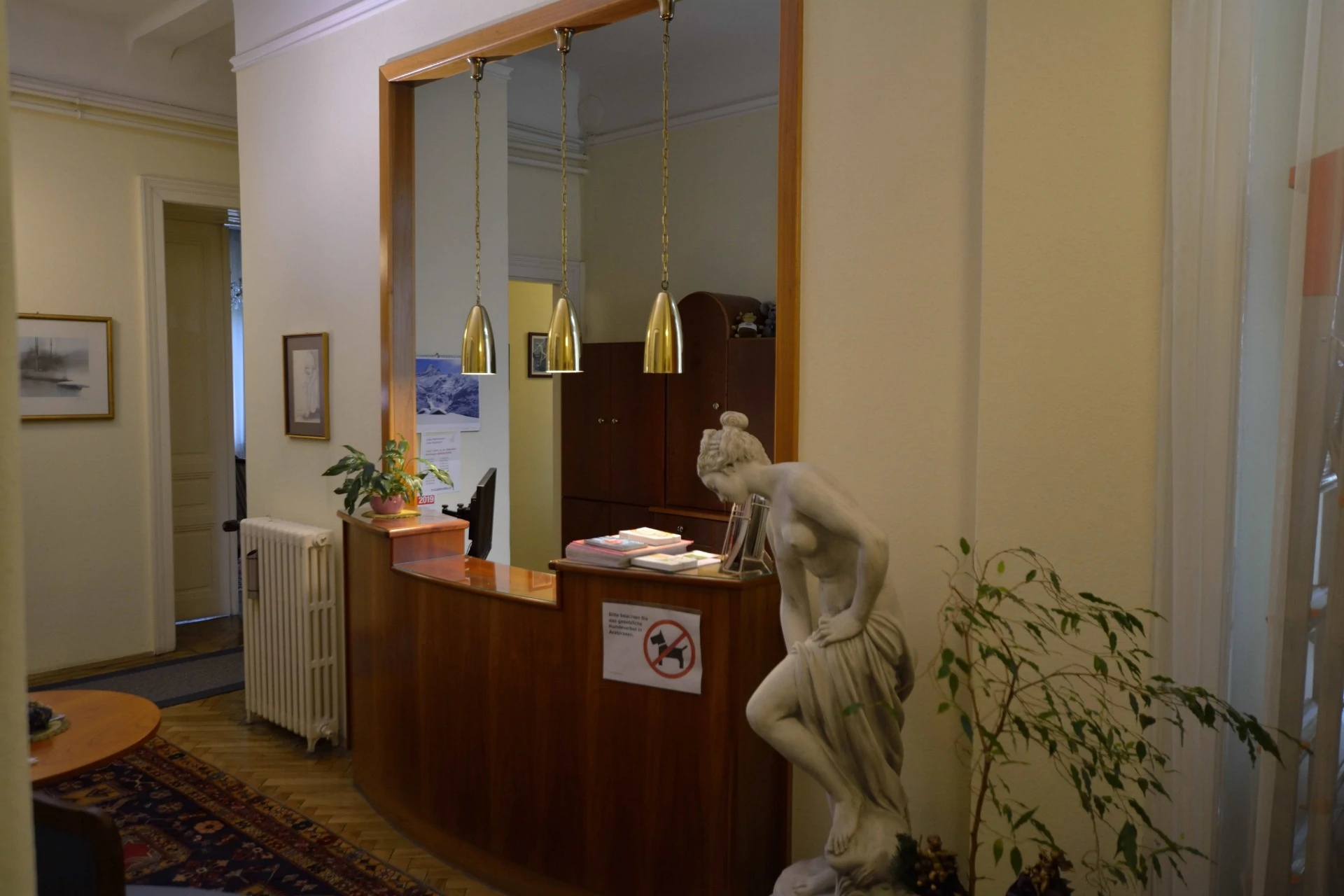 Empfangsbereich der Ordination Dr. Fischl, Wien – hell und einladend