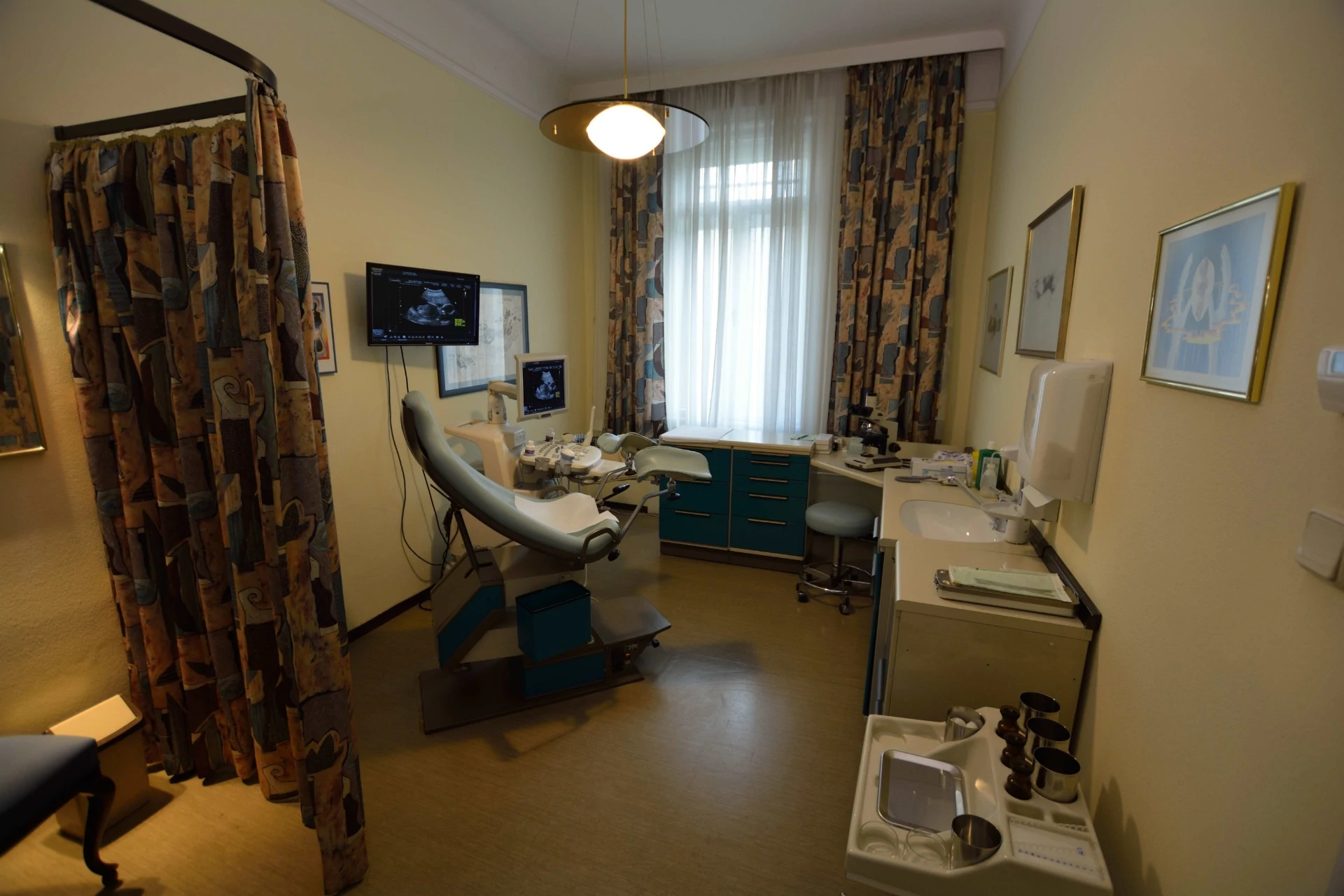 Moderner Untersuchungsraum für Gynäkologie und Kinderwunsch, Wien