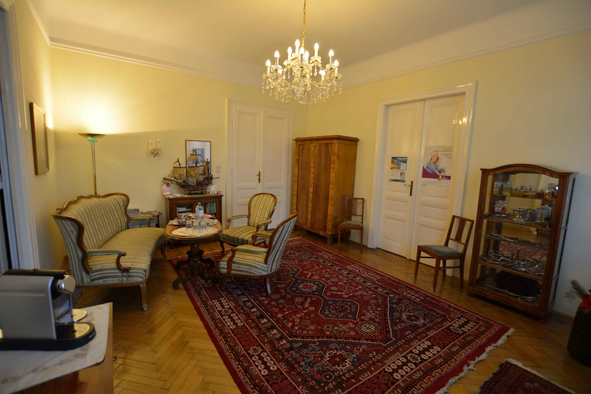 Ruhiger Wartebereich in der Ordination Dr. Fischl Wien