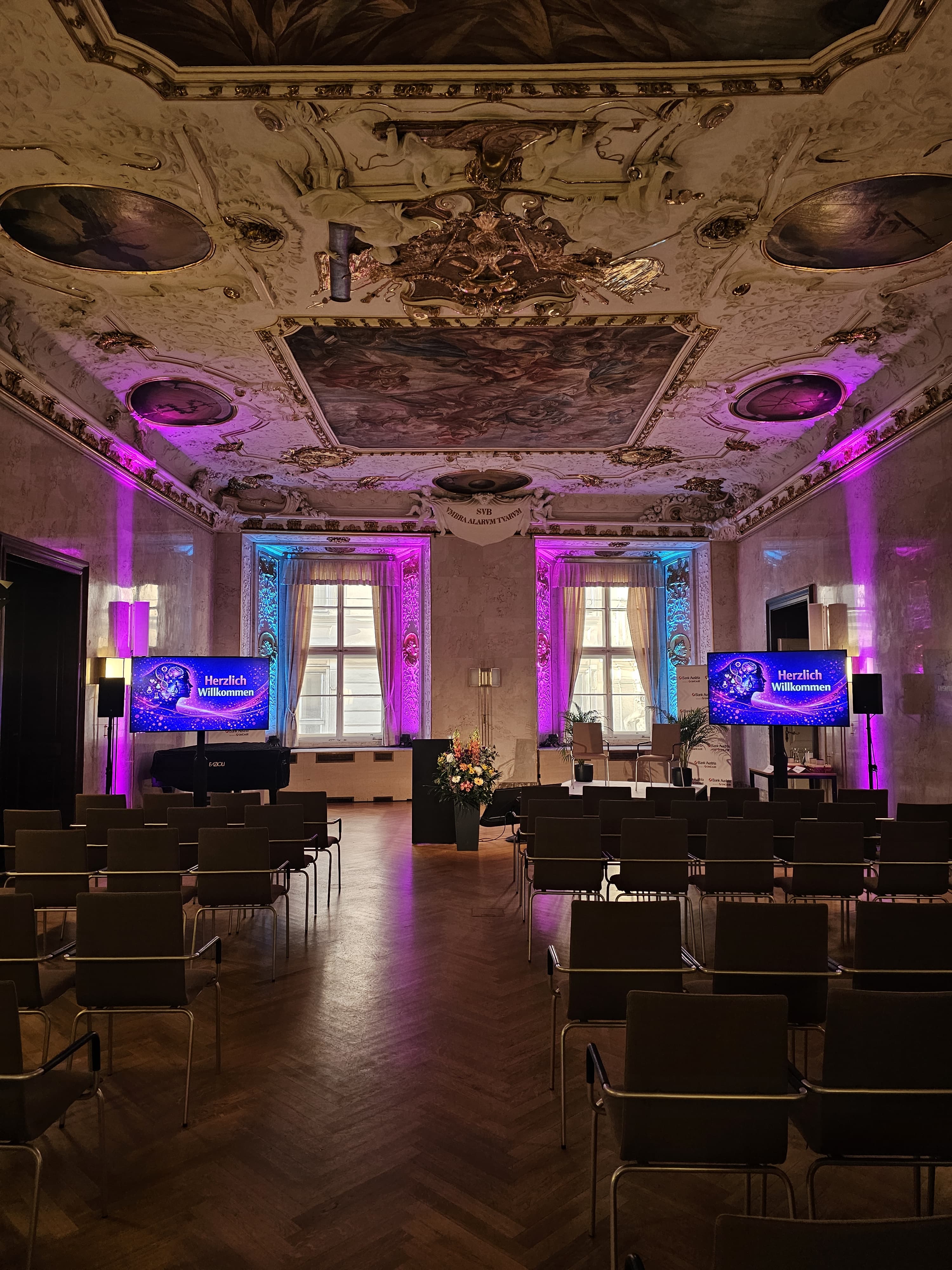 Herzlich Willkommen – Saalansicht