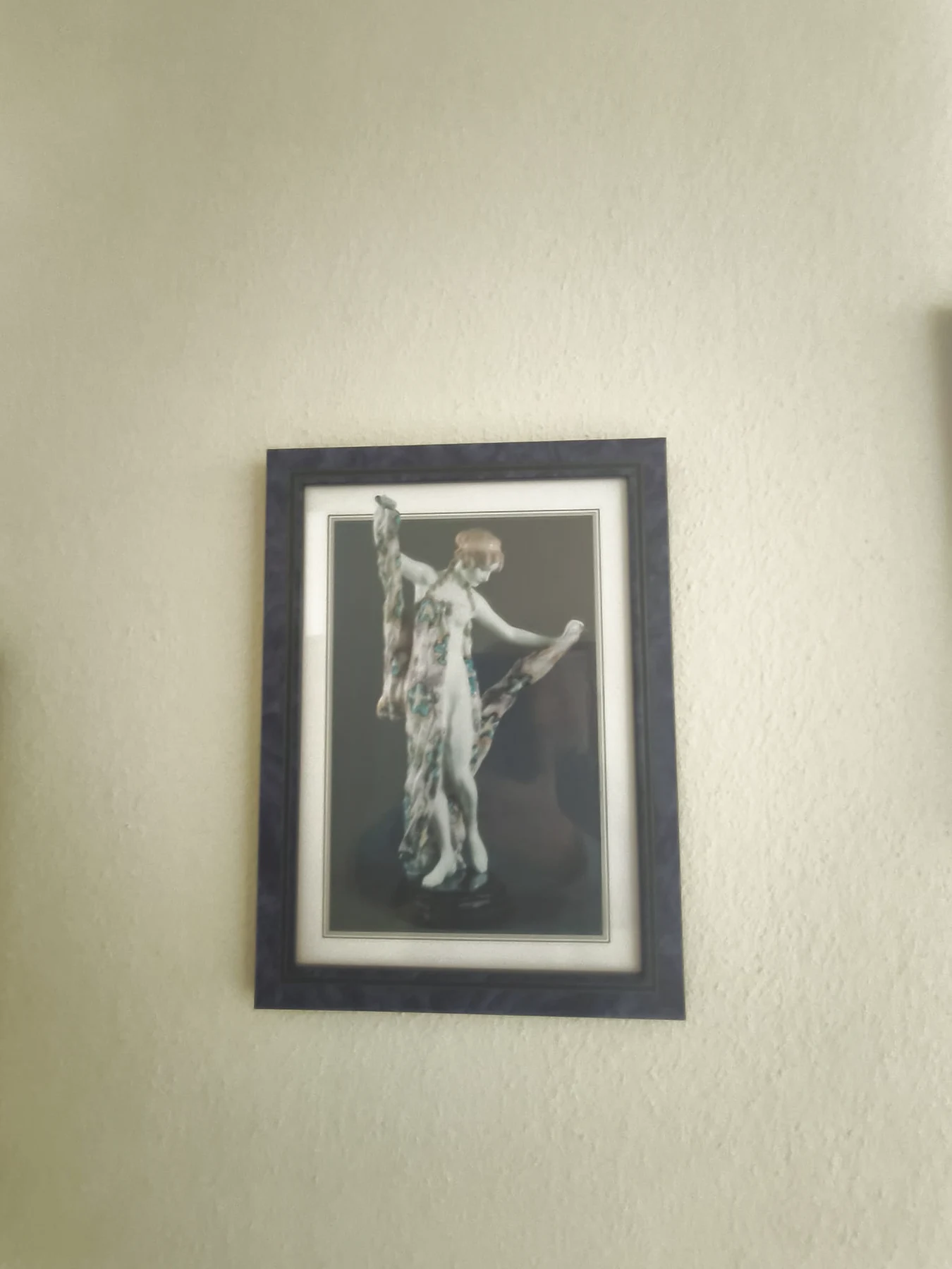 Einzelnes gerahmtes Kunstbild an der Wand der Ordination Dr. Fischl