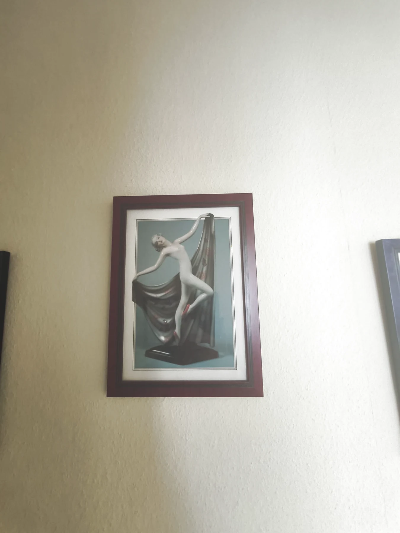 Gerahmtes Kunstmotiv an der Wand der Ordination Dr. Fischl